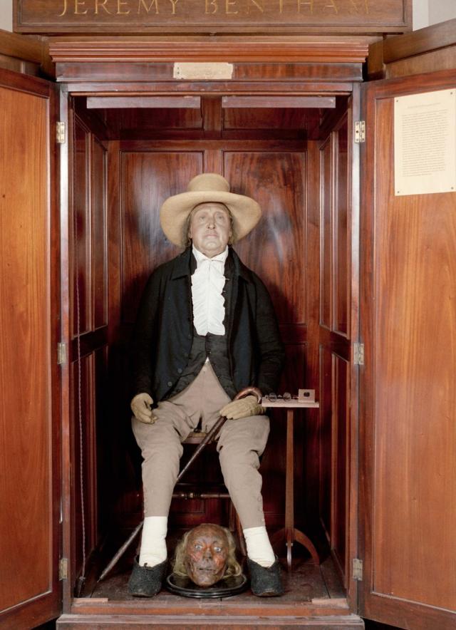 El "auto-icono" de Jeremy Bentham en su antigua ubicación, con la cabeza momificada a los pies