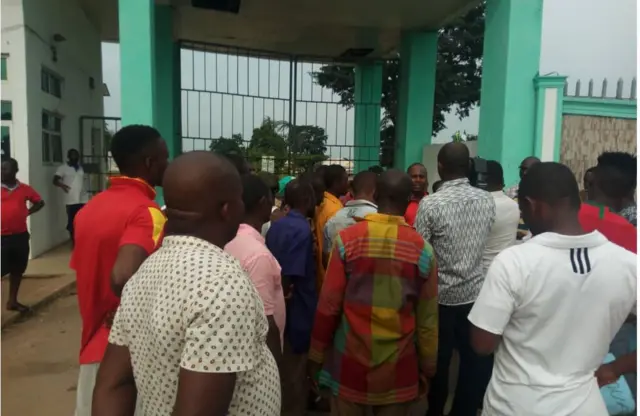 Ndị na-eme ngagharịiwe n'ihu ụlọakwụkwọ