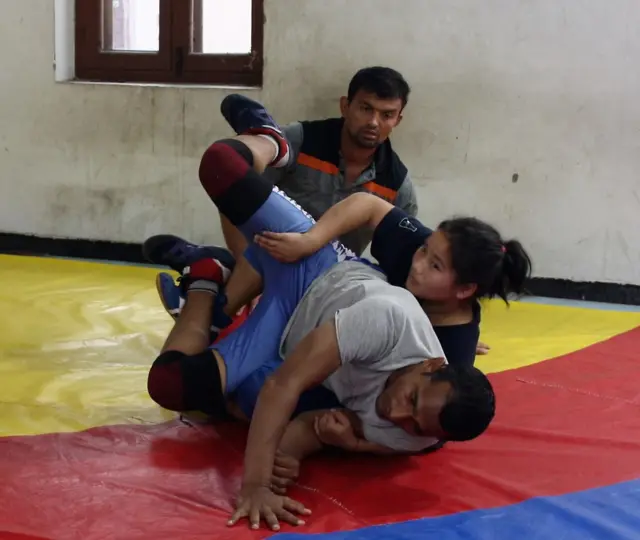 महिला कुश्ती