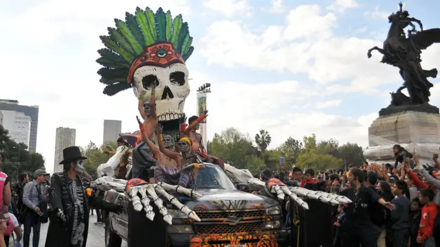 Автоплатформа со скелетами