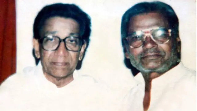 शिवसेनाप्रमुख बाळासाहेब ठाकरे आणि सामना साप्ताहिकाचे संपादक वसंत कानडे. शिवसेनाप्रमुख बाळासाहेब ठाकरे, सामना वर्तमानपत्र Samana