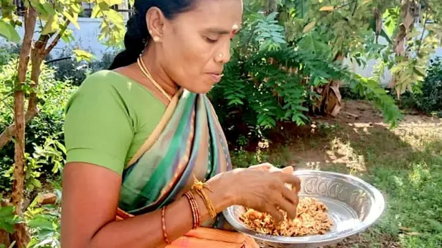 Rani preparando comida com carnejogo do astronauta cassinorato