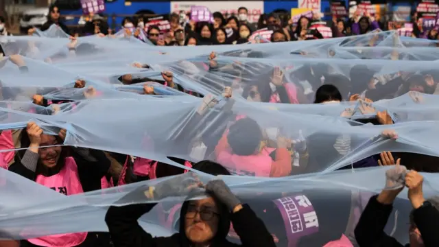 여성노동연대회의 등 여성·사회단체 회원들이 4일 오후 서울 종로구 보신각 앞 광장에서 세계 여성의 날을 나흘 앞두고 성평등사회 조성을 촉구하며 유리천장 깨기 퍼포먼스를 하고 있다