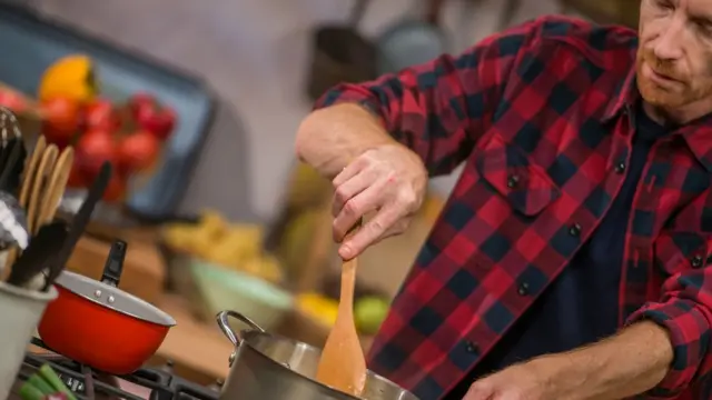 Мужчина готовит