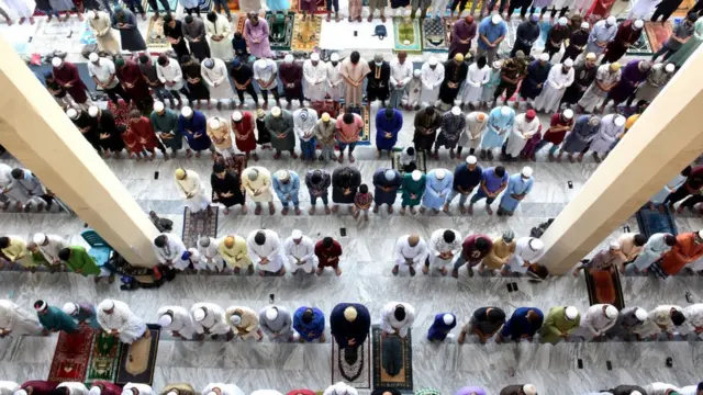 Des musulmans effectuent la première prière du vendredi du mois sacré du Ramadan après deux ans d'interdiction due aux mesures COVID-19 à la mosquée Jamiatul Falah Jame à Chittagong, au Bangladesh, le 8 avril 2022