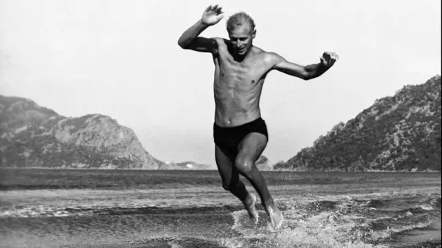 1951-ci ildə fotoqraf Edunburq şahzadəsinin Türkiyədə Mərmərə dənizinin çimərliyində su xizəyindən atıldığı anı tutub