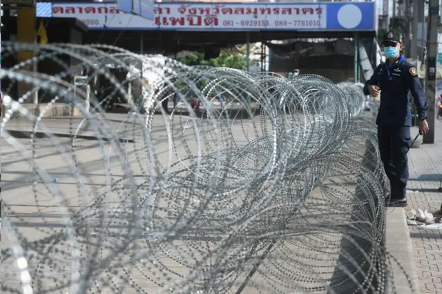 เจ้าหน้าที่สมุทรสาครวางกำลังเฝ้า 24 ชม. พร้อมล้อมรั้วลวดหนาม ปิดกั้นพื้นที่ตลาดกลางกุ้ง และหอพักศรีเมือง