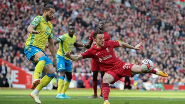 البرتغالي ديوغو جوتا أثناء تسجيله الهدف الثاني لليفربول ضد توتنغهام فورست