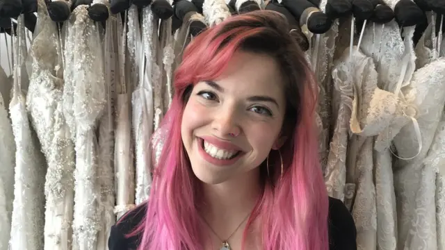 伦敦一家婚纱店的经理布鲁斯基尼