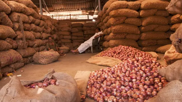 માર્કેટ યાર્ડમાં ડુંગળી
