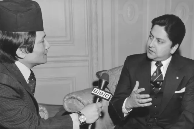 अधिराजकुमार ज्ञानेन्द्र शाहको अन्तर्वार्ता लिँदै बीबीसी नेपाली सेवाका खगेन्द्र नेपाली