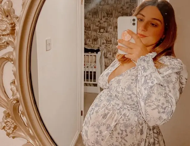 أمبر وهي حبلى