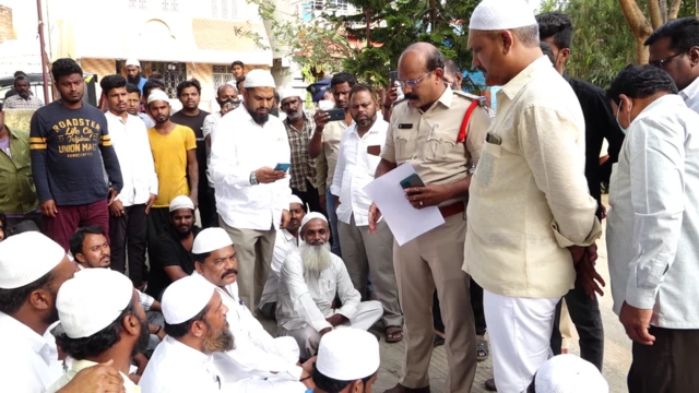 డిఎస్పీ కార్యాలయం ముందు ముస్లిం నాయకుల ధర్నా