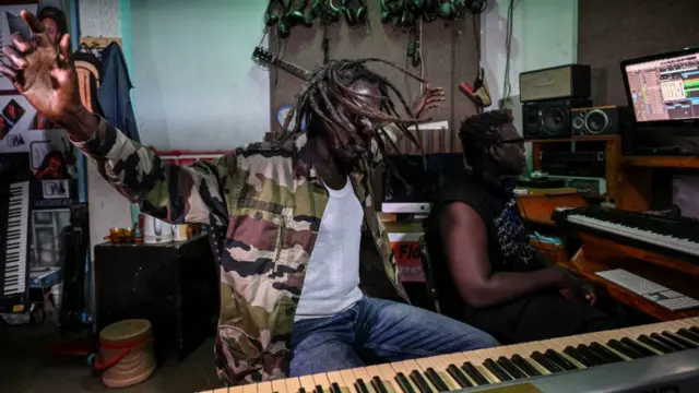 Abagabo babiri bari mu nzu itunganyirizwamo umuziki