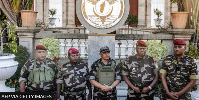 Àwọn ológun tí wọ́n kéde gbígba ìjọba ní ìta ilé ààrẹ