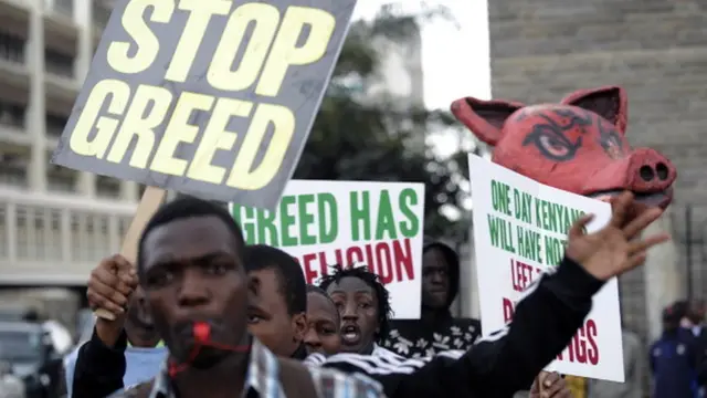 Une manifestation en 2013 dans les rues de Nairobi après que les députés aient voté une hausse de salaire à leur faveur