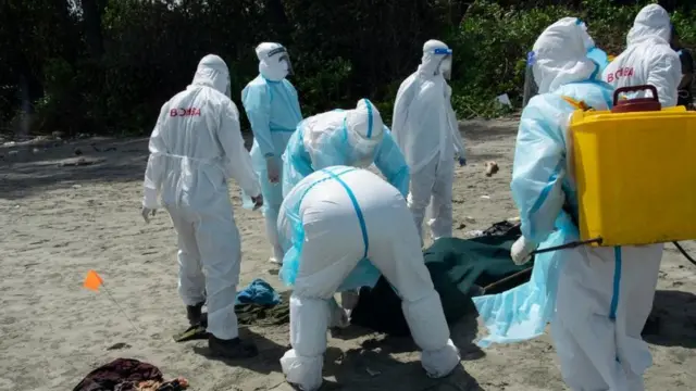 Evakuasi jenazah calon PMI yang tewas di perairan Johor Bahru, Malaysia.