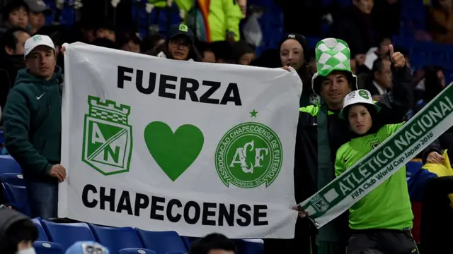 民族竞技队球迷向沙佩科恩斯致敬