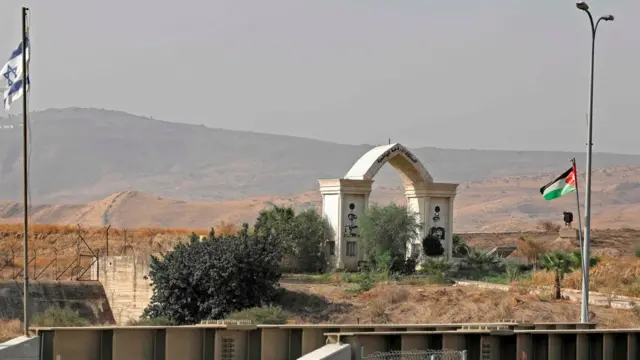 كتاب يرون أن قرار الإردن كان صدمة لإسرائيل