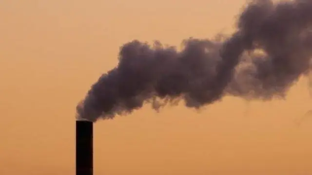 ปล่องไฟจากโรงงานปล่อยควันดำ