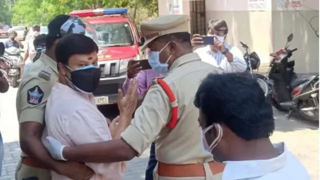 మృతుల కుటుంబాలకు 25 లక్షల ఎక్స్ గ్రెషియా ప్రకటించాలని డిమాండ్ చేసిన భానుప్రకాశ్ రెడ్డిని రుయా ఆస్పిటల్ వద్ద పోలీసులు అరెస్ట్ చేశారు