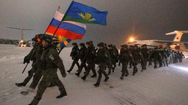 Российские десантники из казахстанской миссии ОДКБ на аэродроме в Иваново