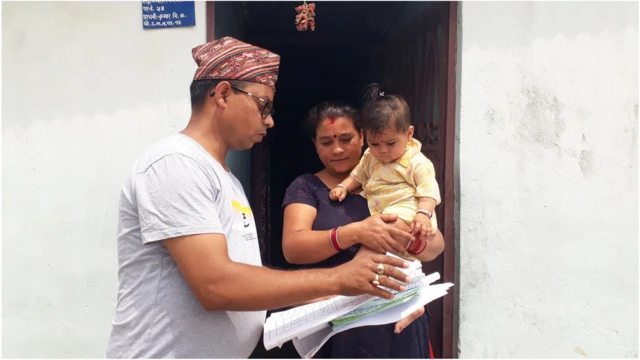 घरदैलो कार्यक्रममा मतदातालाई मतदान गर्न सिकाइँदै।