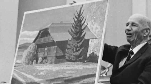 Американский художник, лауреат международной Ленинской премии "За укрепление мира между народами" Рокуэлл Кент преподносит свою картину в дар Союзу писателей СССР. Москва, 1967 г.