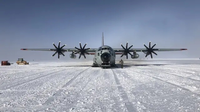 Avião Hercules chegando à Antártida