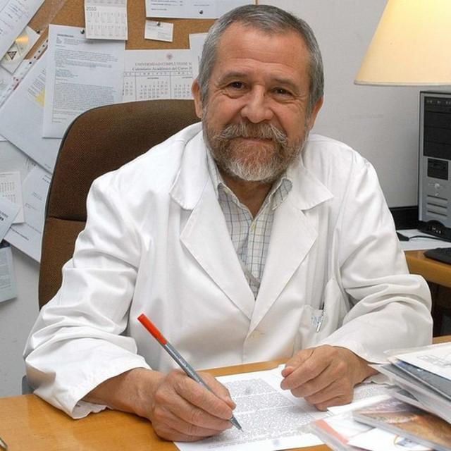 Francisco Mora sentado em escritório, com caneta na mão e sorrido
