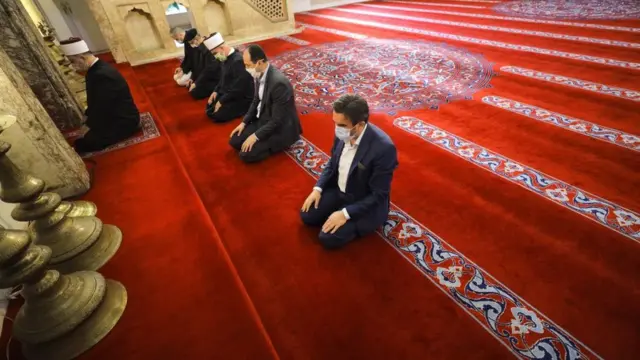 Babban mai ba da fatawa na kasar Bosniya da Herzegovina Husein Kavazovic na gabatar da sallar Juma'a ta farko a cikin Ramadana tare da wasu mutane kalilan yayin da ake tsaka da annobar korona a masallacin Gazi Husrev-beg a Sarajevo ranar 24 ga watan Afrilun 2020.