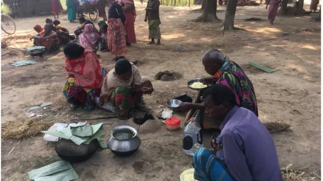 উচ্ছেদের পর বাস্তুচ্যুত সাঁওতাল পরিবার