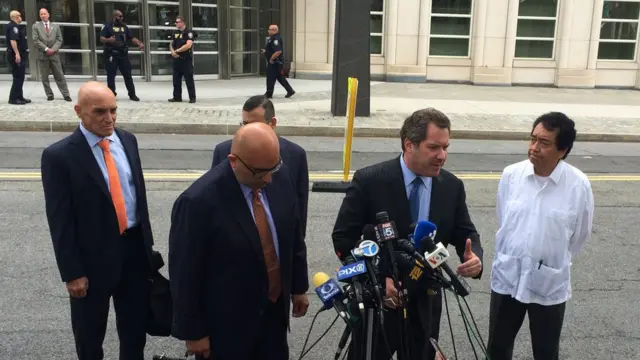 El abogado Jeffrey Lichtman habla con la prensa