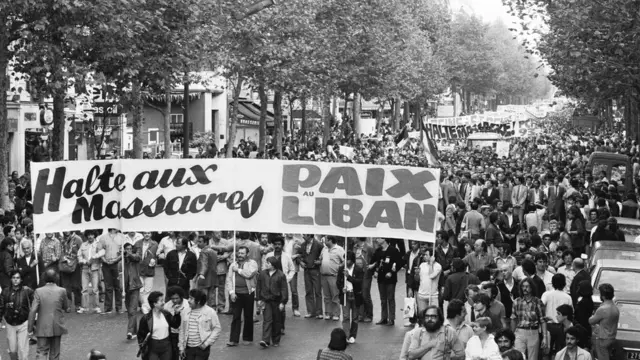 গণহত্যার খবরে ইউরোপ জুড়ে এর বিরুদ্ধে বিক্ষোভ শুরু হয়।