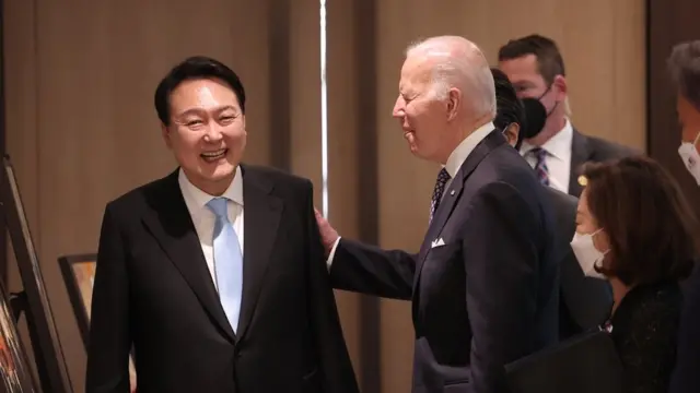 윤석열 대통령이 21일 한미정상회담을 위해 용산 대통령실 청사에 도착한 조 바이든 미국 대통령을 맞이하고 있다