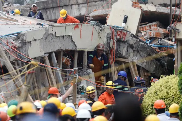 Rescatistas trabajando entre los escombros del Colegio Enrique Rébsamen de la colonia Coapa, en el sureste de Ciudad de México.