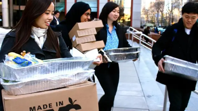 Jovens funcionários da ONG Rescuing Leftover Cuisine