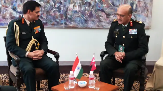 भारतीय सेनाध्यक्ष दलवीरसिंह सुहागसँग नेपाली सेनाका तत्कालीन उपरथी हिमालय थापा