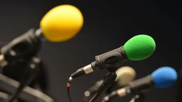 স্টুডিও থাকে কথা রেকর্ড করার যন্ত্রপাতি আর তিনজন নগ্ন মানুষ