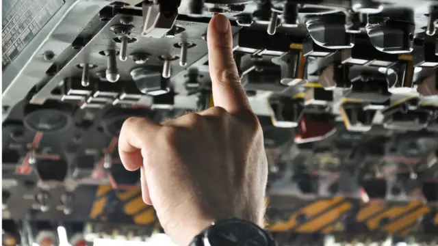 Mano de piloto moviendo controles