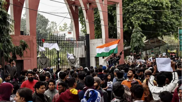 जामिया मिलिया इस्लामिया विद्यापीठावर सोमवारी आंदोलन सुरू होतं.