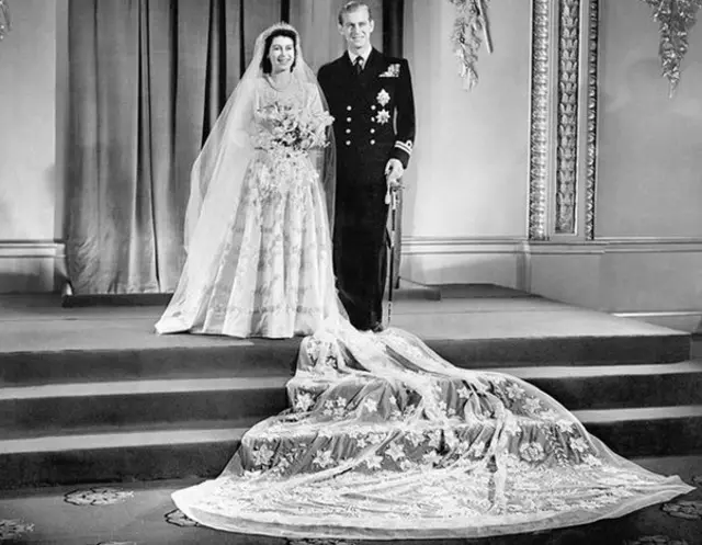 His wedding to Princess Elizabeth was described as "a flash of colour in a grey post-war Britain" / Alt tag: එලිසබෙත් කුමරිය ෆිලිප් මවුන්ට්බැටන් සමග අතිනත ගත් අවස්ථාව Princess Elizabeth marries Philip Mountbatten / Copyright: PA