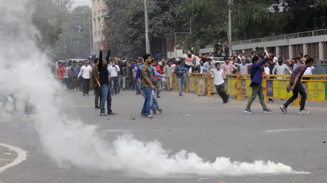 খালেদা জিয়াকে জেলে নেয়ার প্রতিবাদে বিএনপি কর্মীদের বিক্ষোভ