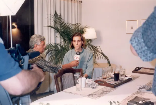 Majlsa Hargrouva intervjuišu televizijski izveštači