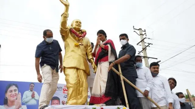 తెలంగాణలో పర్యటనలు చేసిన షర్మిల పార్టీ లక్ష్యాలను వివరించారు.