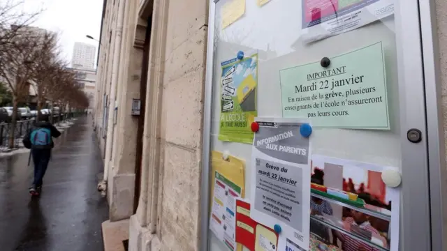 Эта фотография сделана в 2013 году в Париже. На доске объявлений - призыв поддержать переход школьников на 4,5-дневную неделю