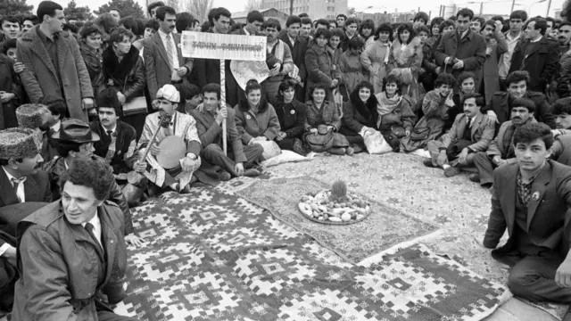 S.M.Kirov adına Azərbaycan Dövlət Universitetinin tələbələri Bakı şəhərində Novruz bayramı şənliyində (20 mart 1989).