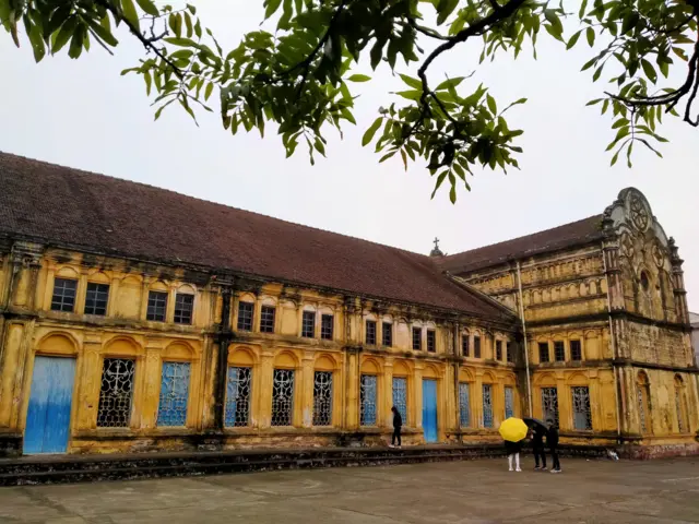 Nghe tin Nhà thờ Bùi Chu sắp hạ giải, nhiều người đã tìm về thăm lại ngôi giáo đường cổ bất chấp thời tiết mưa phùn giá lạnh những ngày này ở miền Bắc