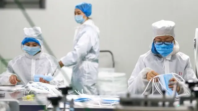 Trabajadoras preparando mascarillas.