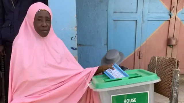 Wata mata tana kaɗa ƙuri'a a Bassa ta Jihar Filato